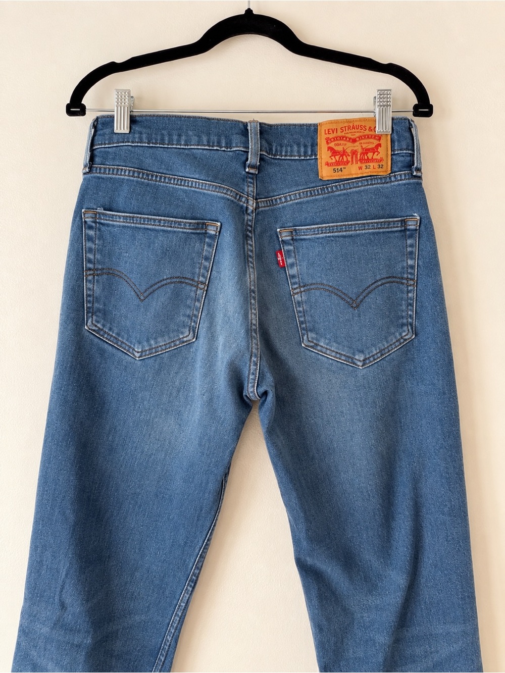 Levi's Men's Medium Blue Straight Jeans - Classic Back Pocket Style